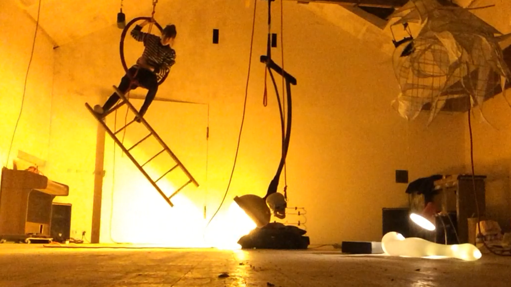 Caroline Polle Performance La mémoire est sourde acrobatie aérienne, lampadaire, échelle, cerceau