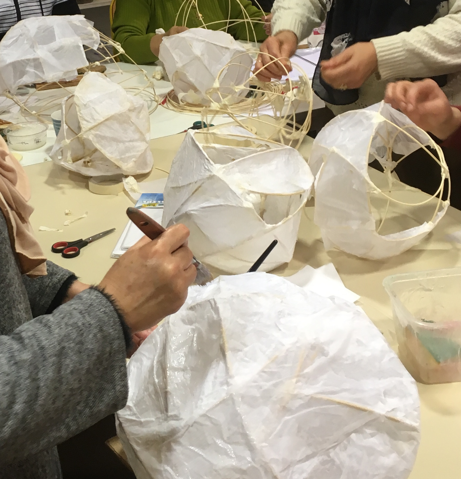Caroline Polle atelier adulte cocons papier rotin en vue de la fête lueur d'hiver à la régie de quartiers des grands pêchers